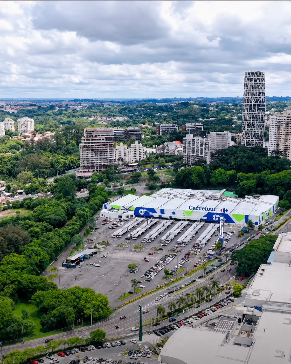 Vista aérea da antiga unidade Carrefour Barigui em Curitiba